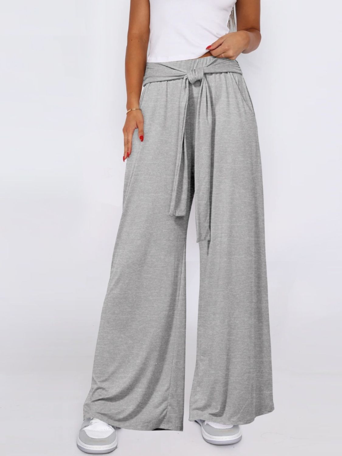 Tied wide leg pants with pockets, opaque.