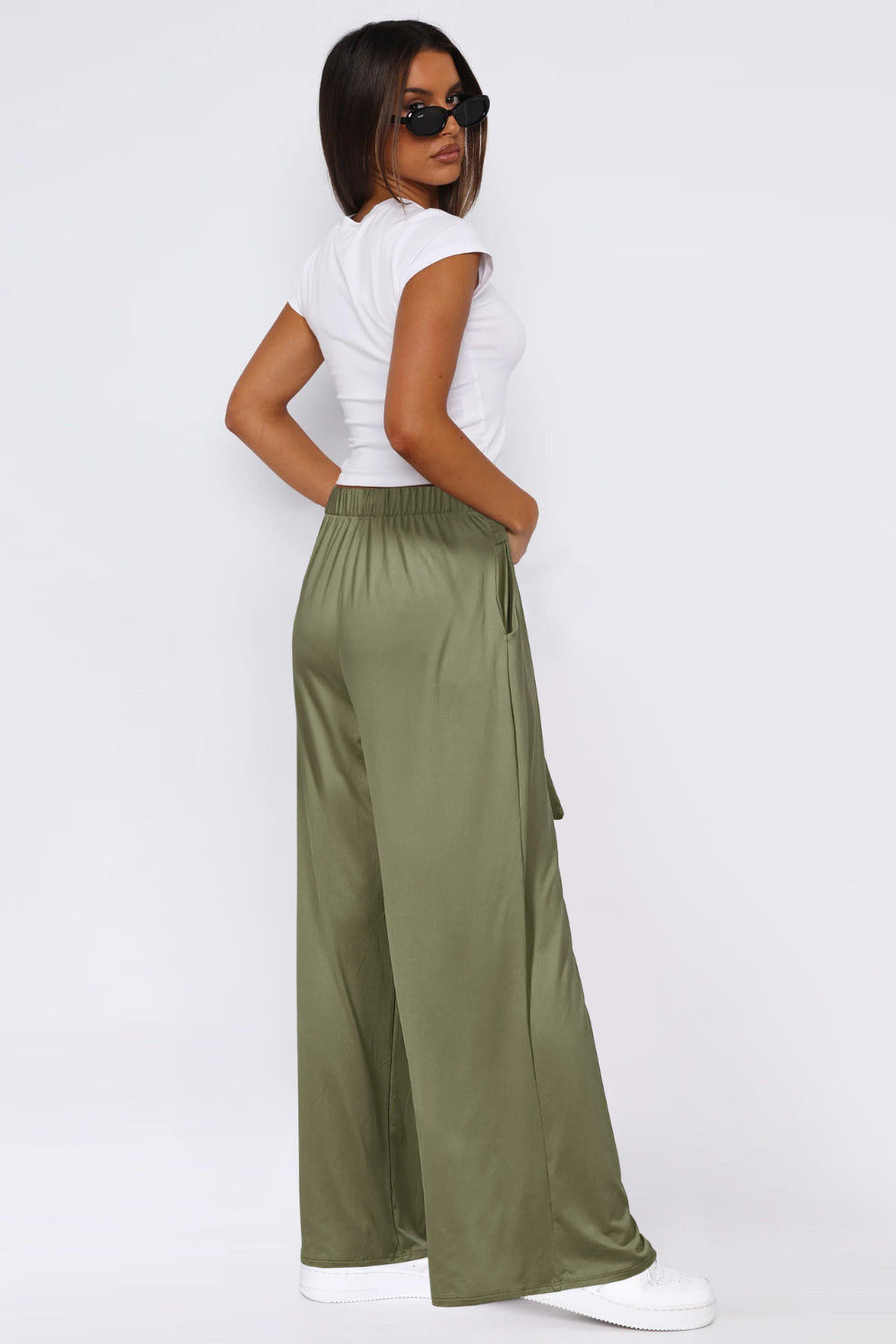 Tied wide leg pants with pockets, opaque.