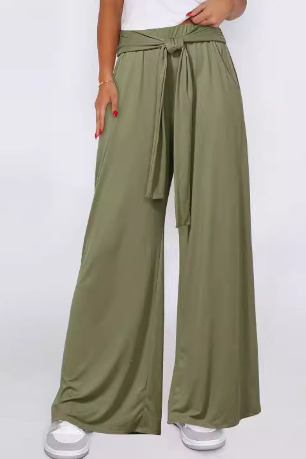 Tied wide leg pants with pockets, opaque.