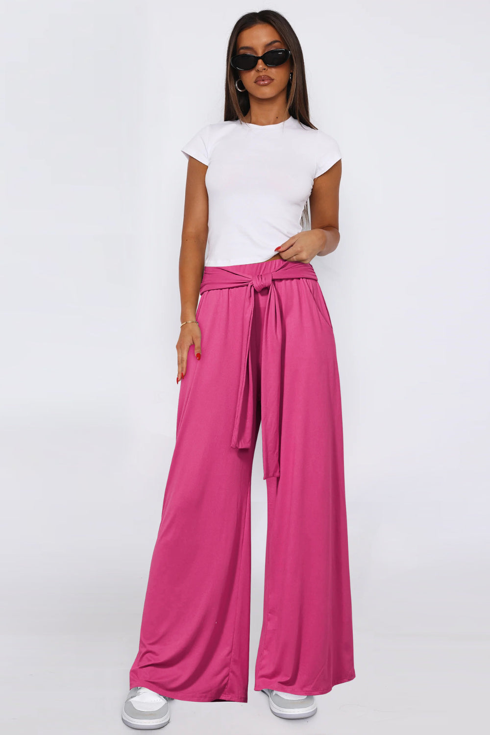 Tied wide leg pants with pockets, opaque.