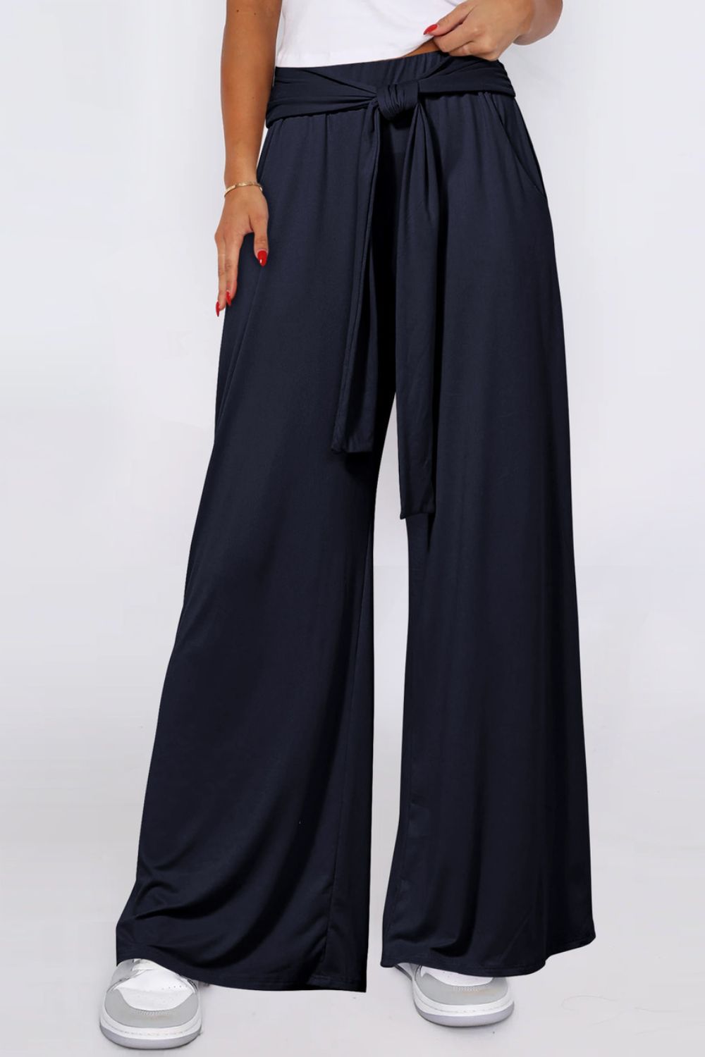 Tied wide leg pants with pockets, opaque.