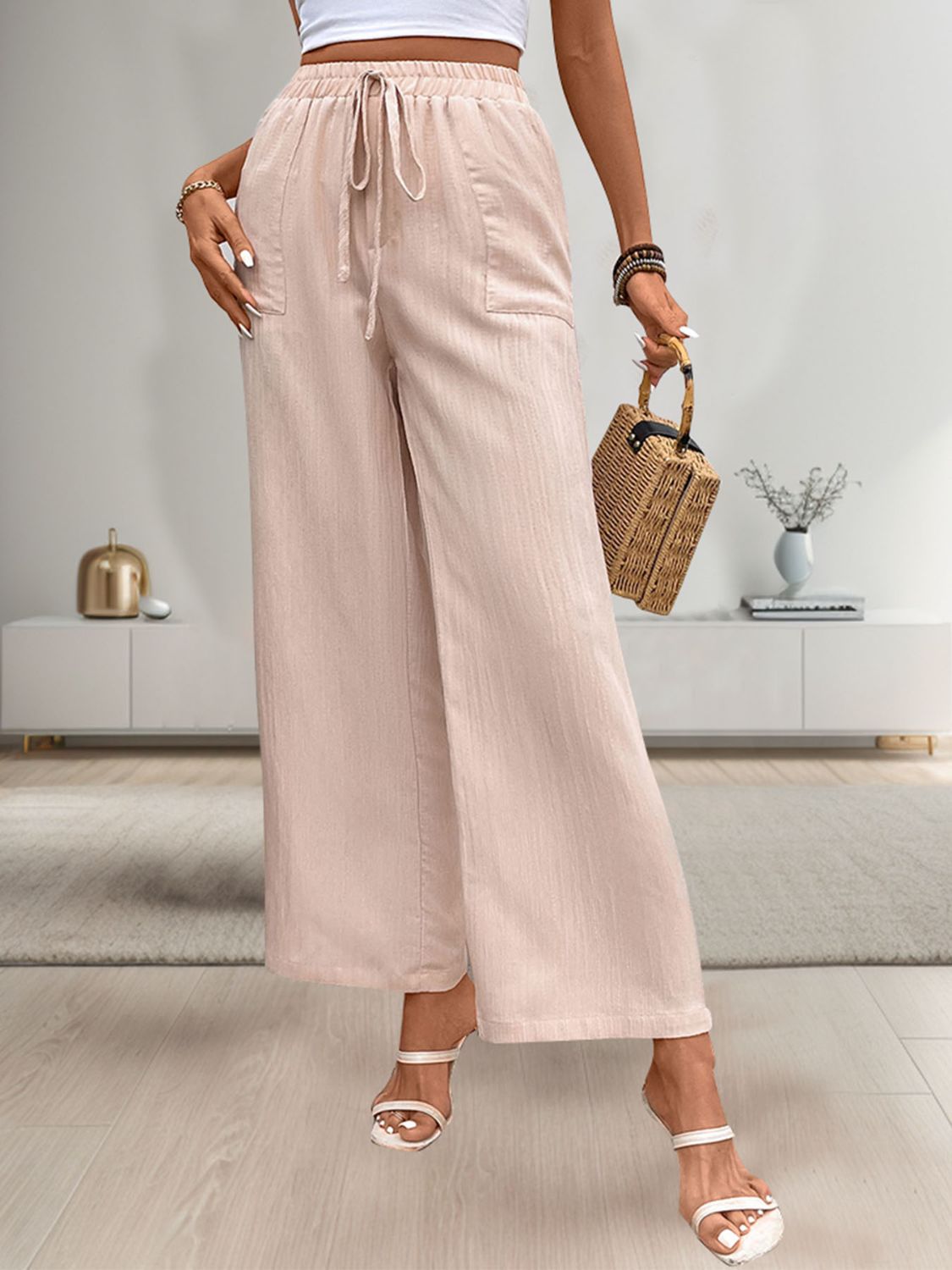 Tied wide leg pants with pockets, opaque.