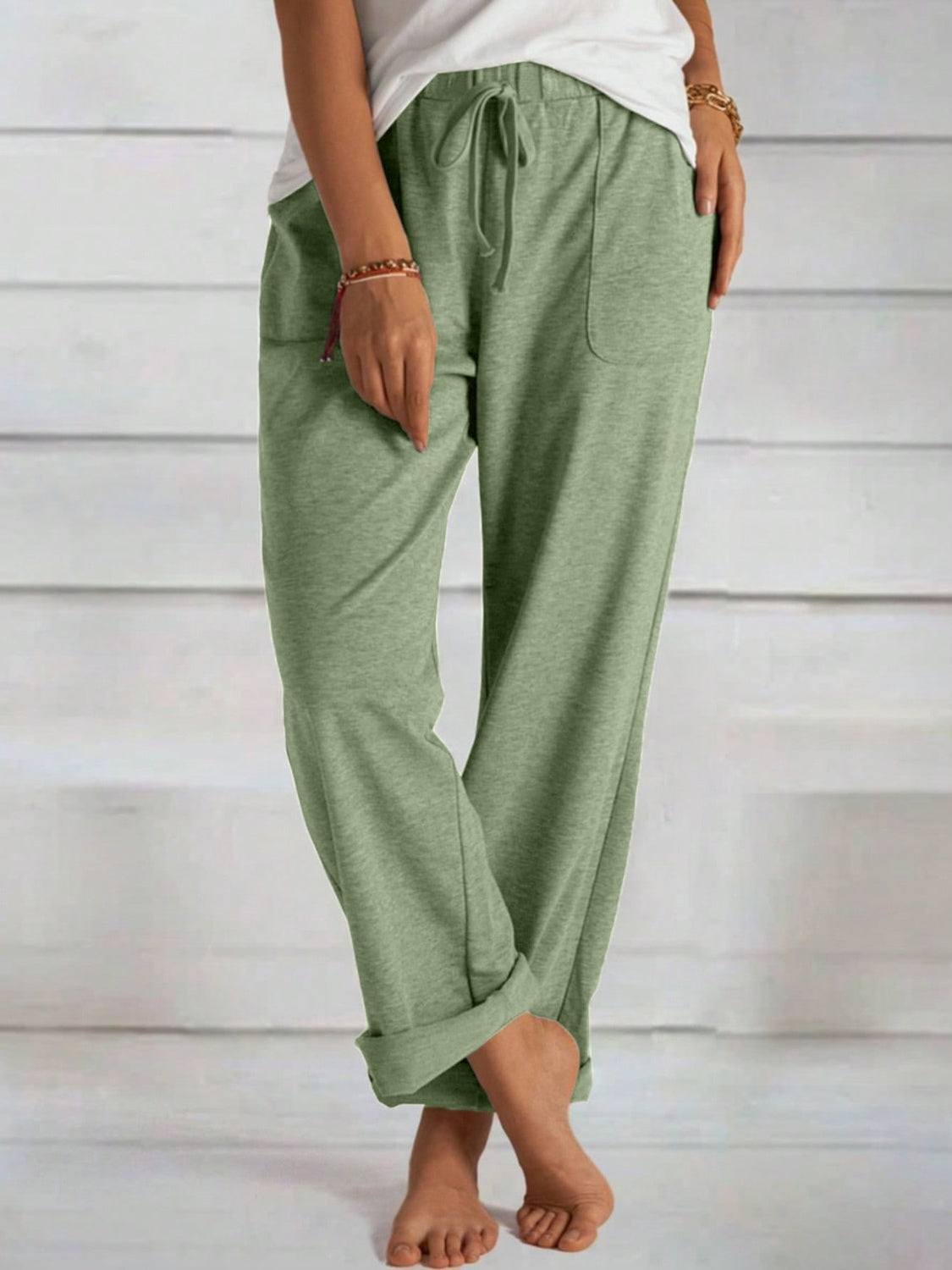 Tied wide leg pants with pockets, opaque.