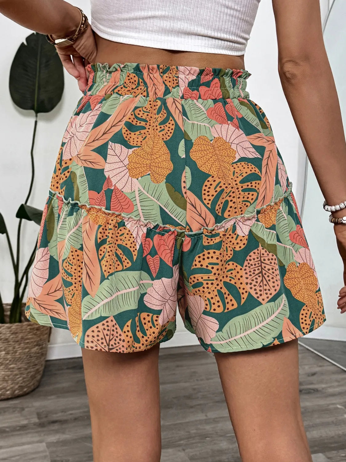 Cord rib shorts with band side slit, drawstring, and pockets.