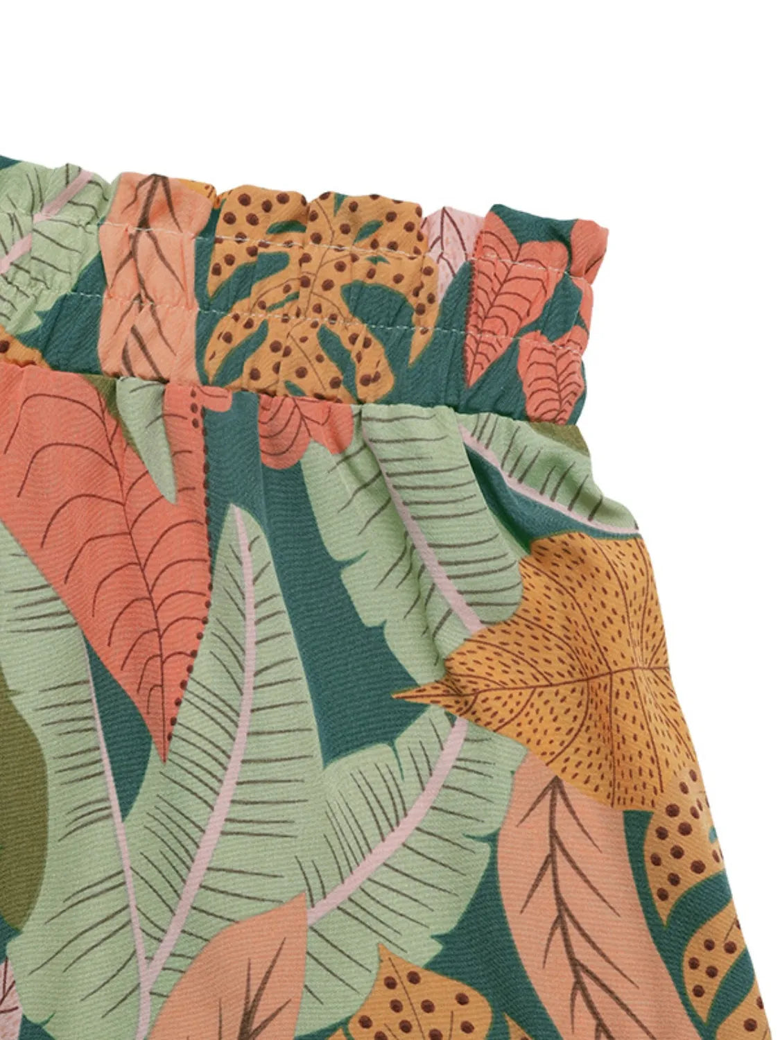 Cord rib shorts with band side slit, drawstring, and pockets.