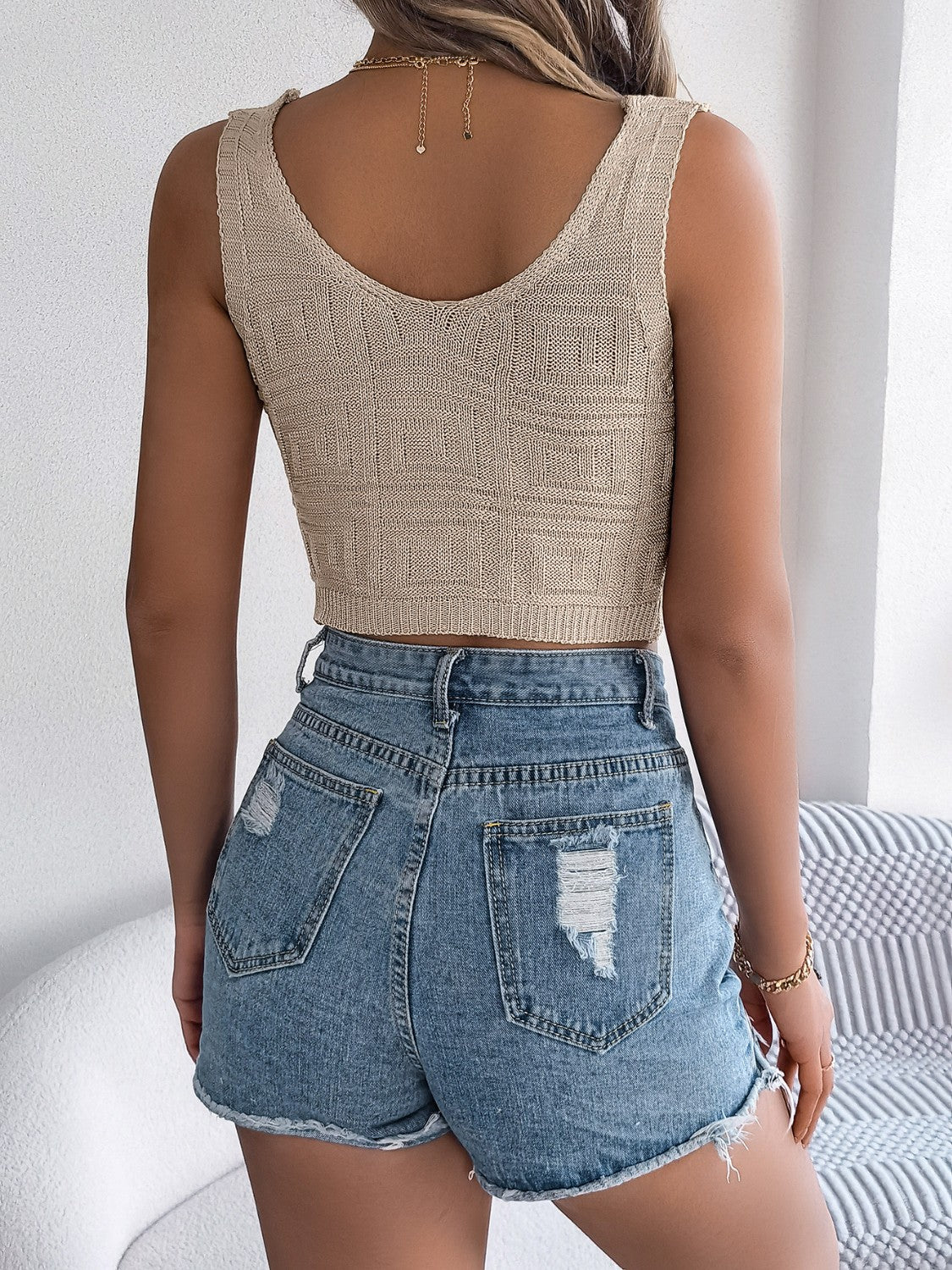 Twisted V-neck knit vest, slightly stretchy.