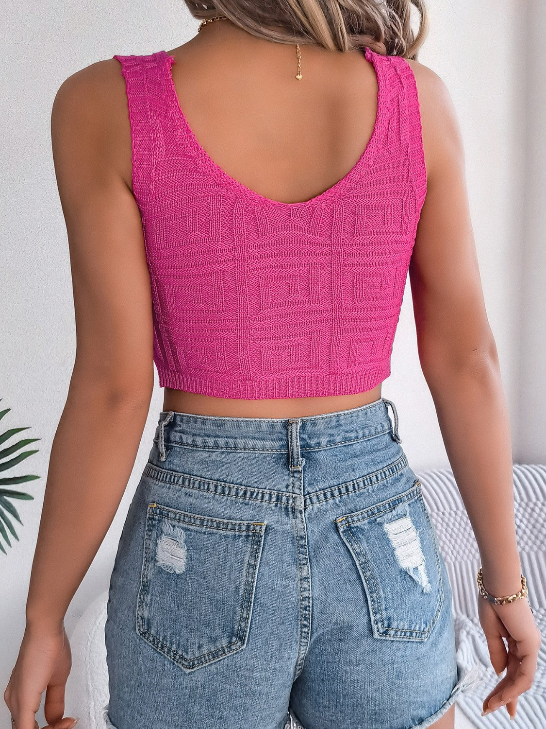 Twisted V-neck knit vest, slightly stretchy.