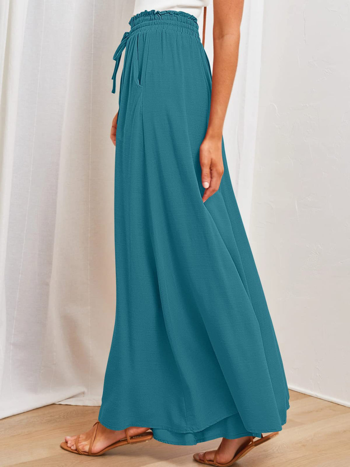 Wide leg pants with pockets, opaque.