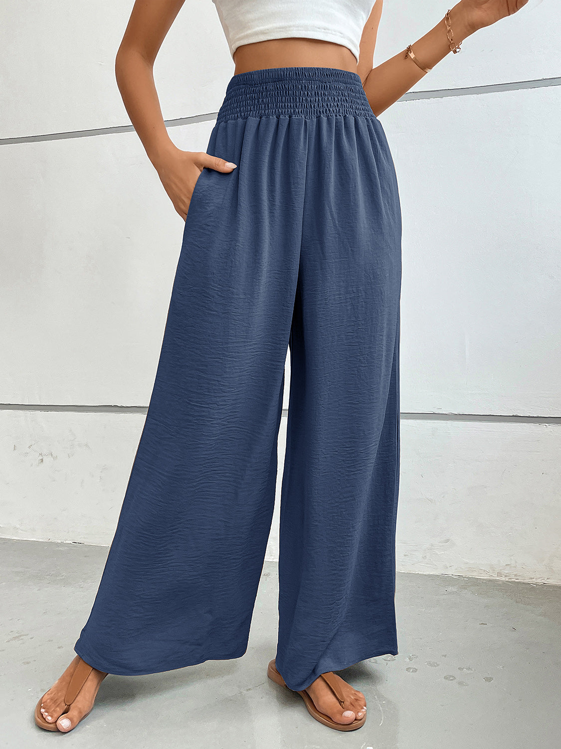 Wide leg pants with pockets, opaque.