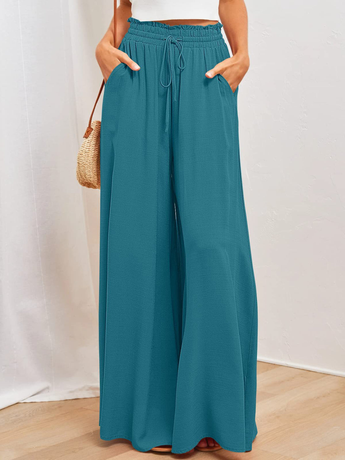 Wide leg pants with pockets, opaque.