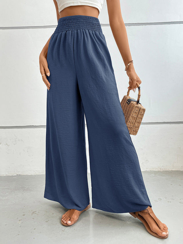 Wide leg pants with pockets, opaque.