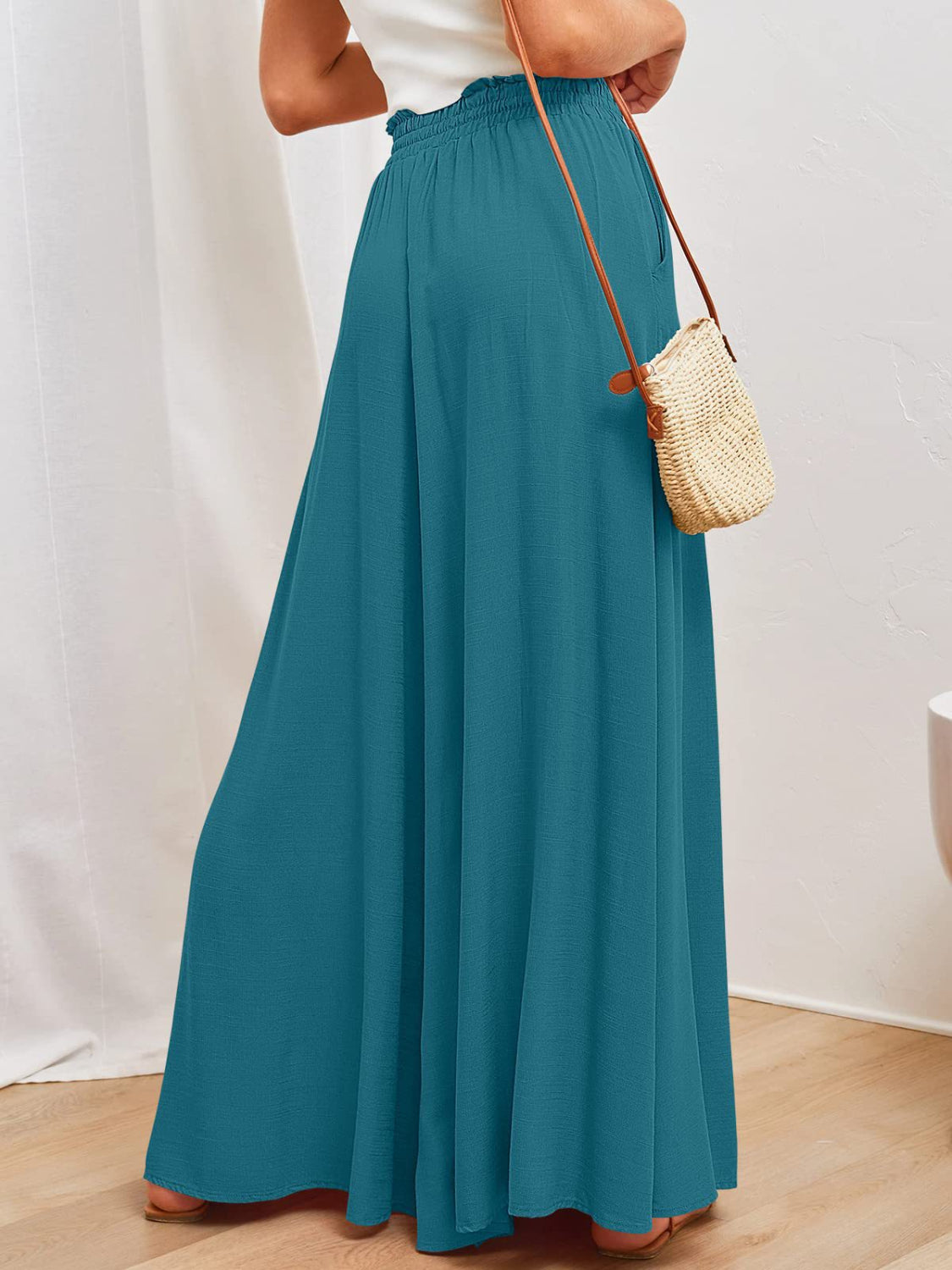 Wide leg pants with pockets, opaque.