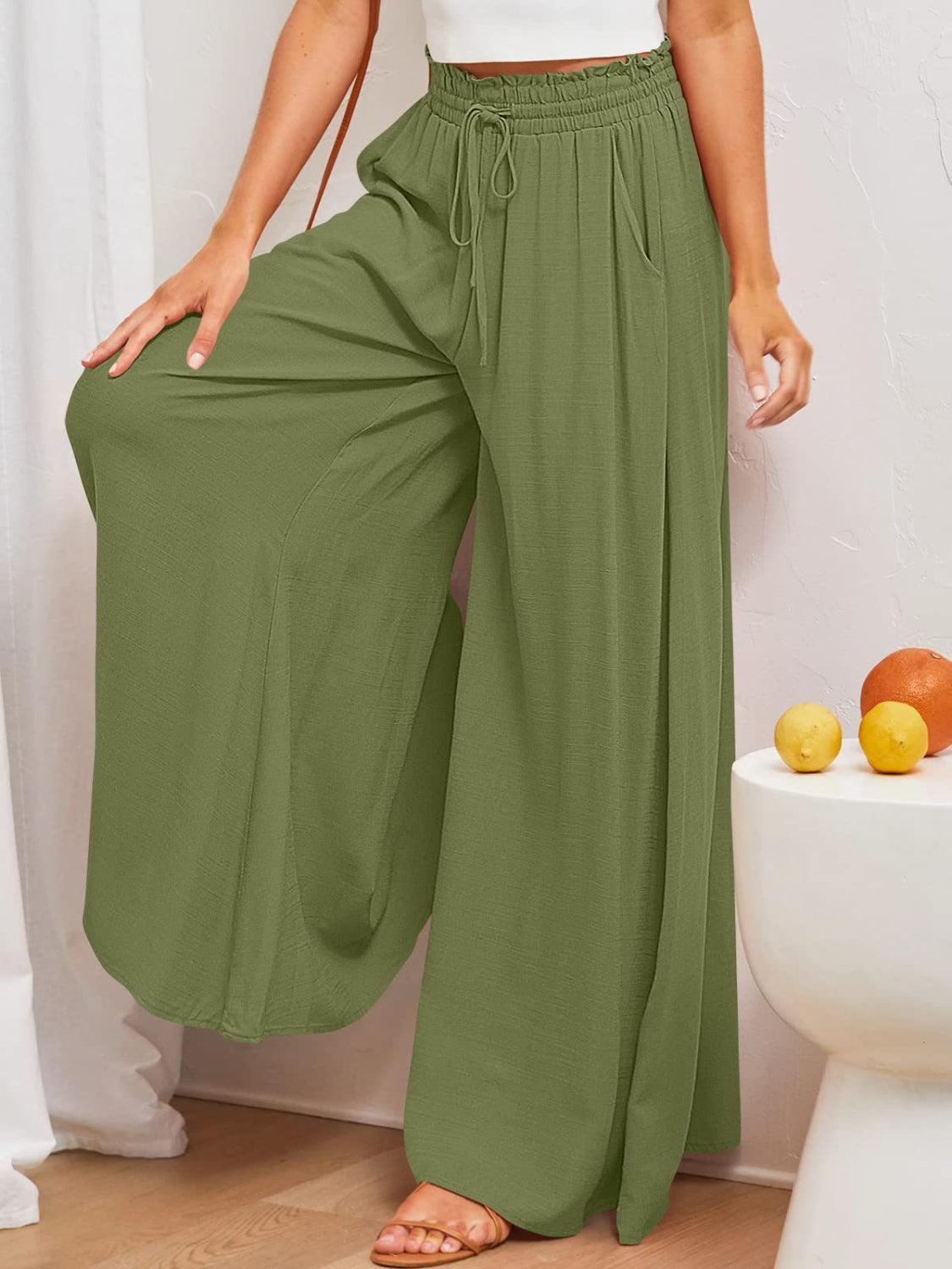 Wide leg pants with pockets, opaque.