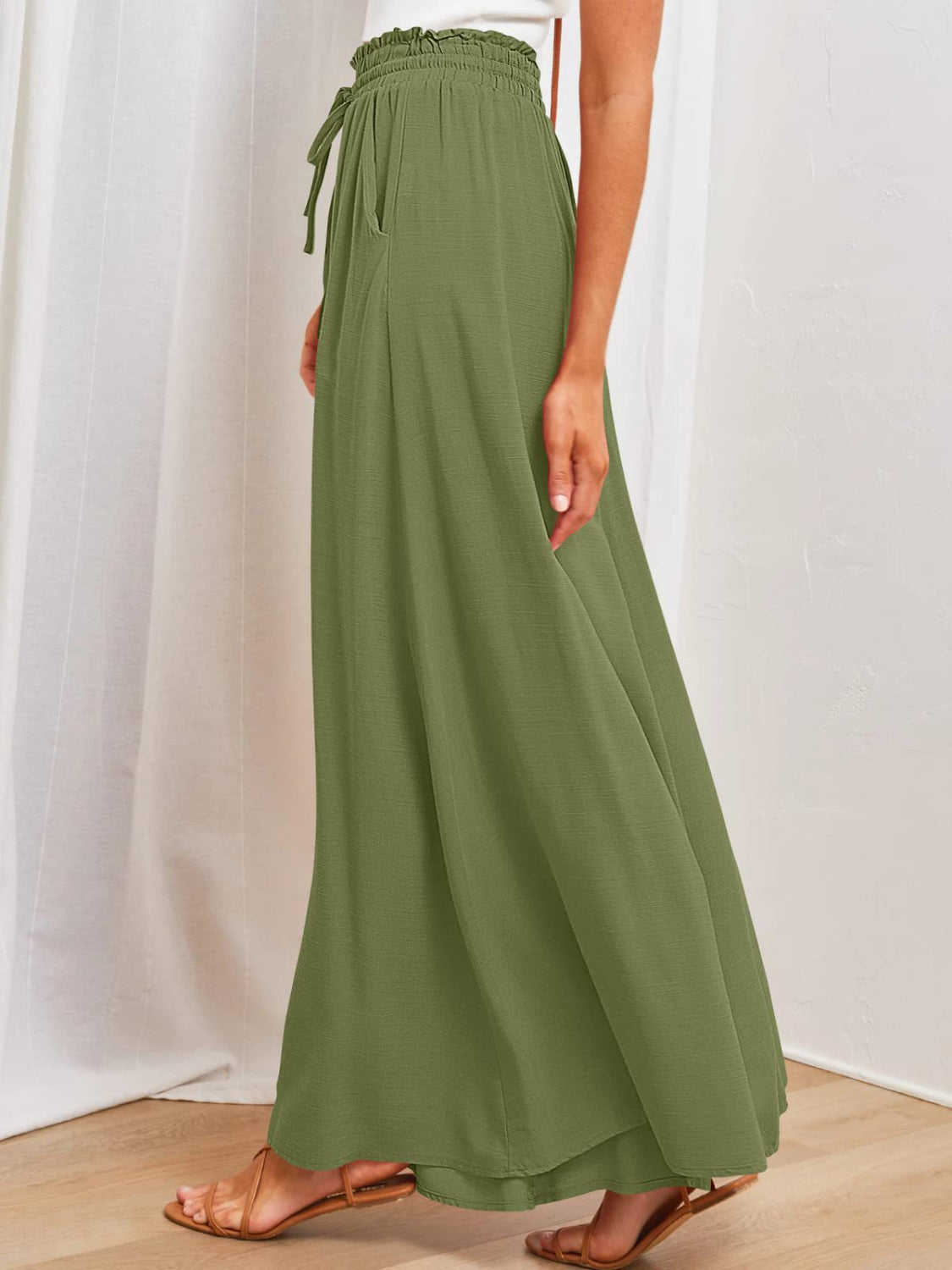 Wide leg pants with pockets, opaque.