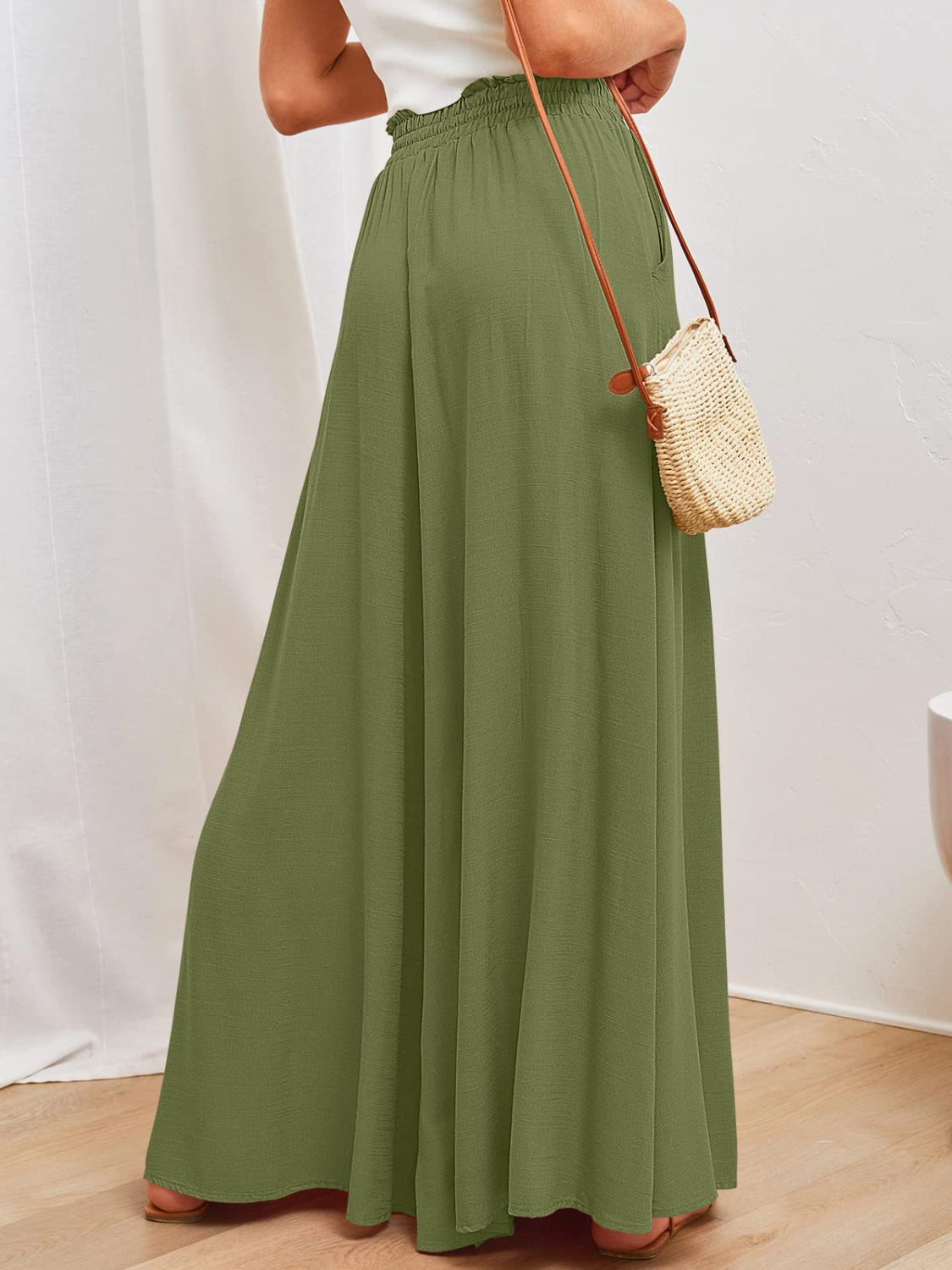 Wide leg pants with pockets, opaque.