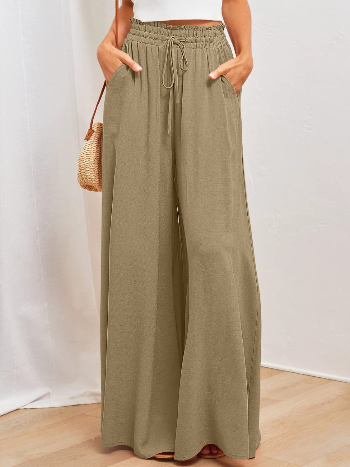 Wide leg pants with pockets, opaque.