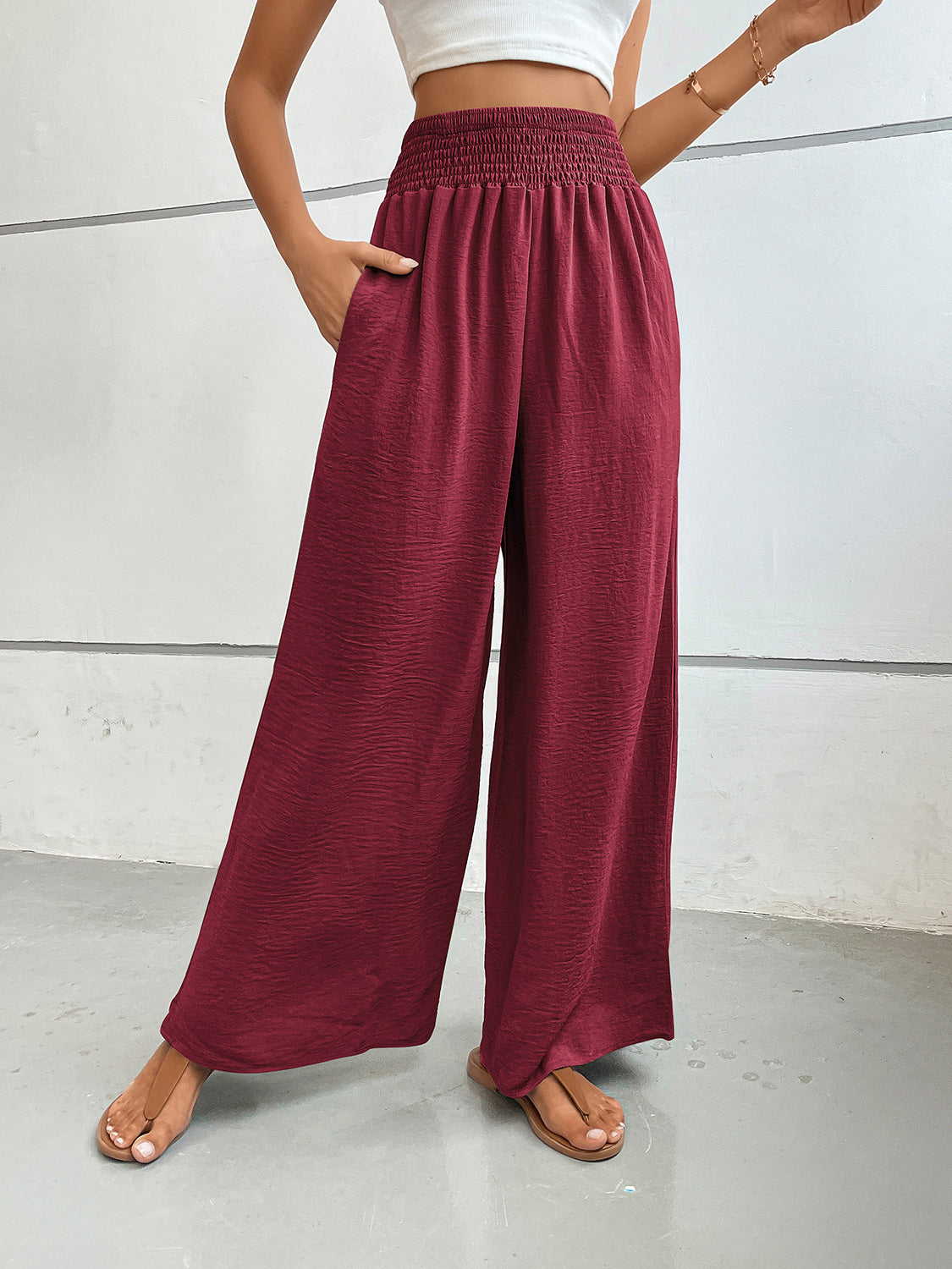 Wide leg pants with pockets, opaque.