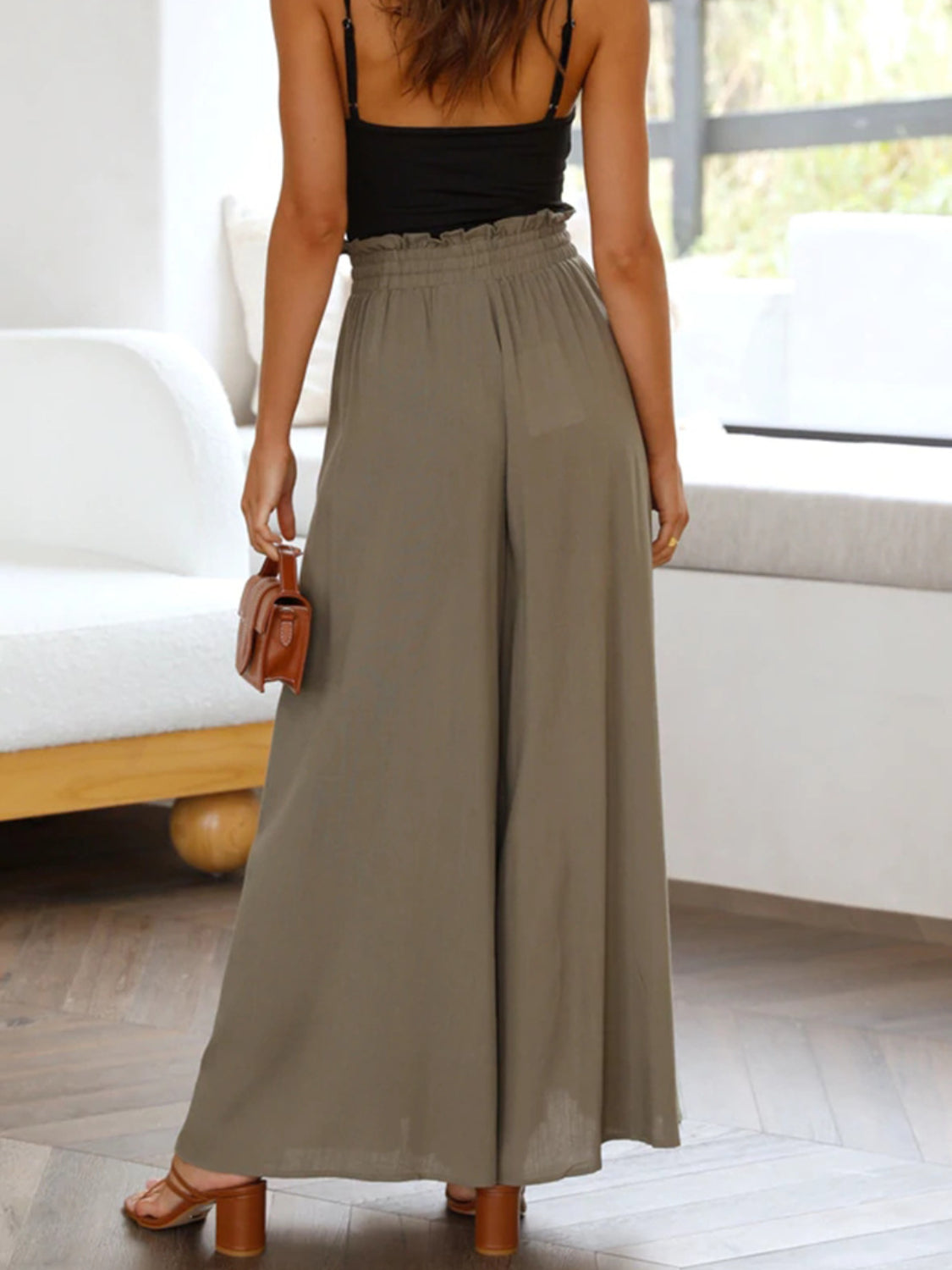 Wide leg pants with pockets, opaque.