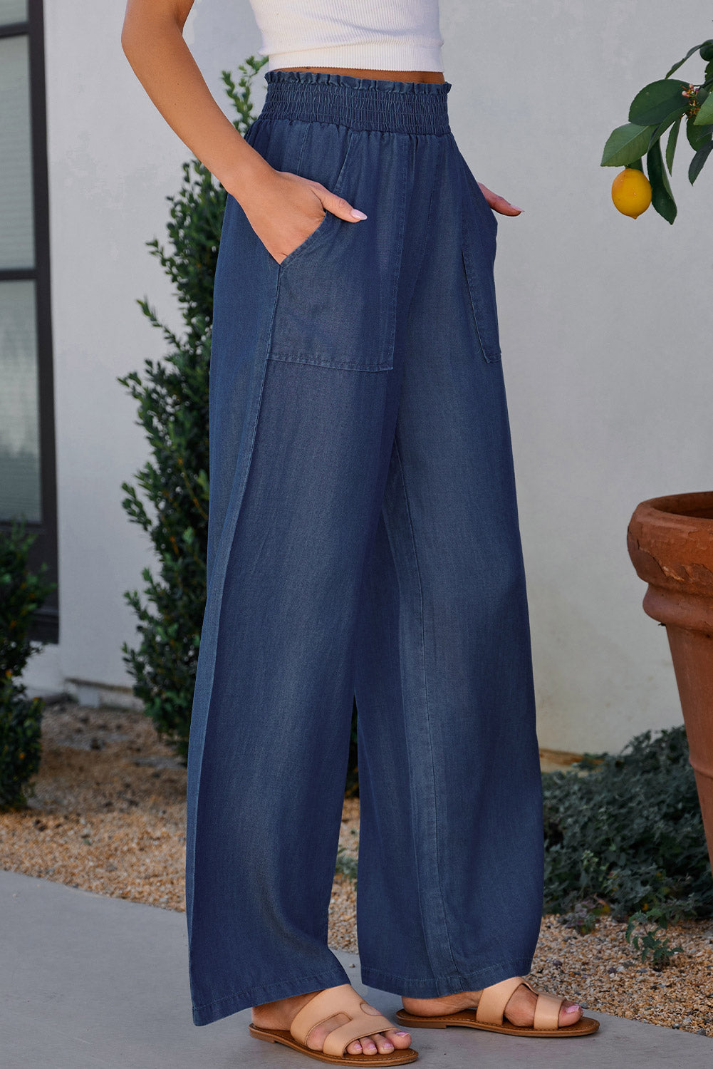 Wide leg pants with pockets, opaque.
