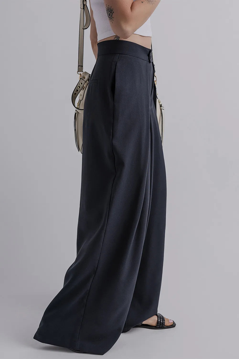 Wide leg pants with pockets, opaque.