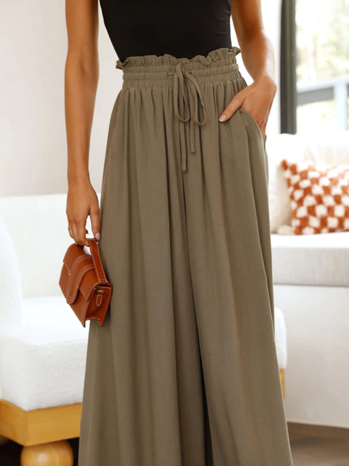 Wide leg pants with pockets, opaque.