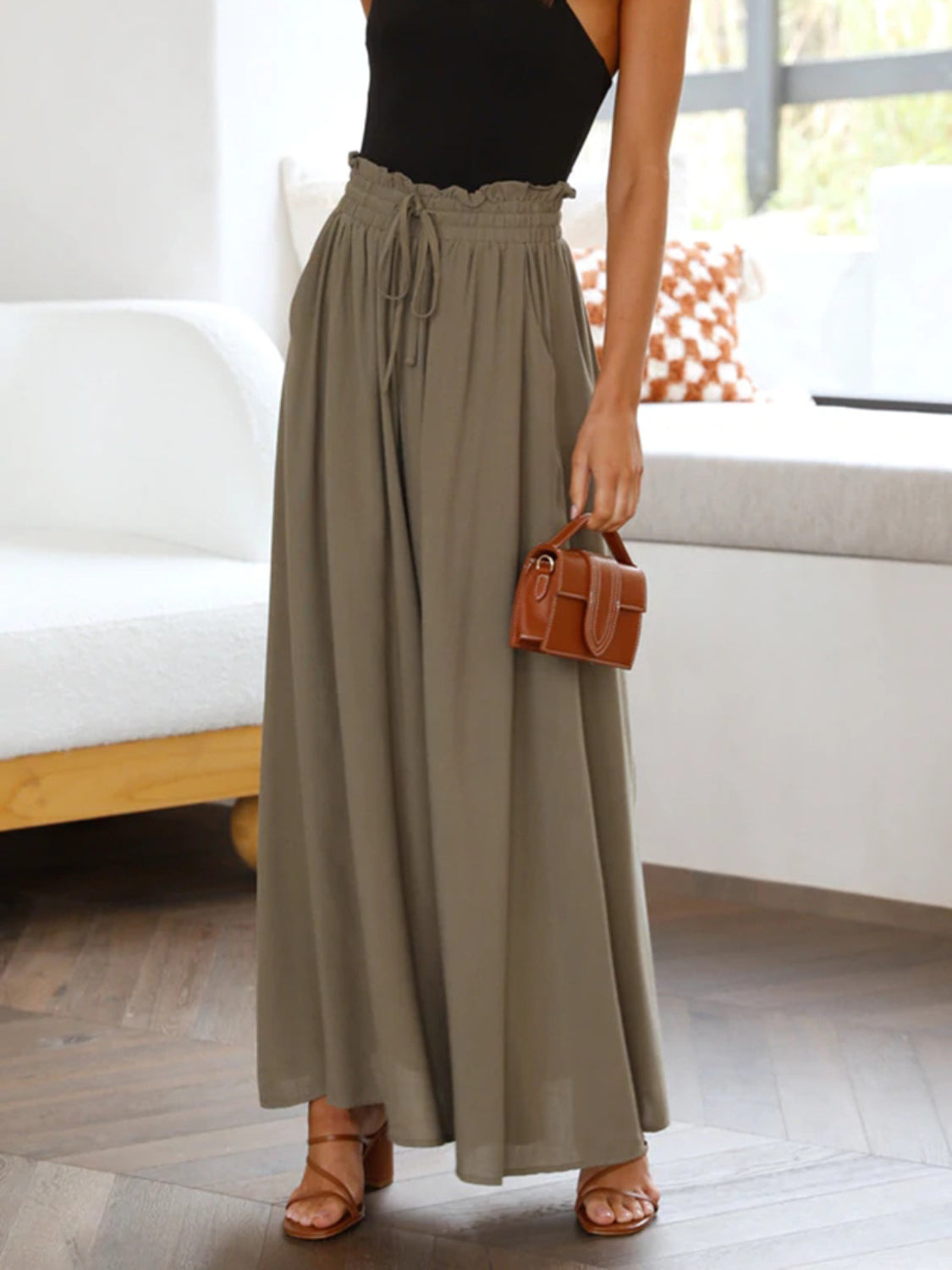 Wide leg pants with pockets, opaque.