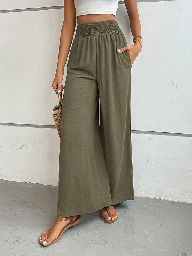 Wide leg pants with pockets, opaque.