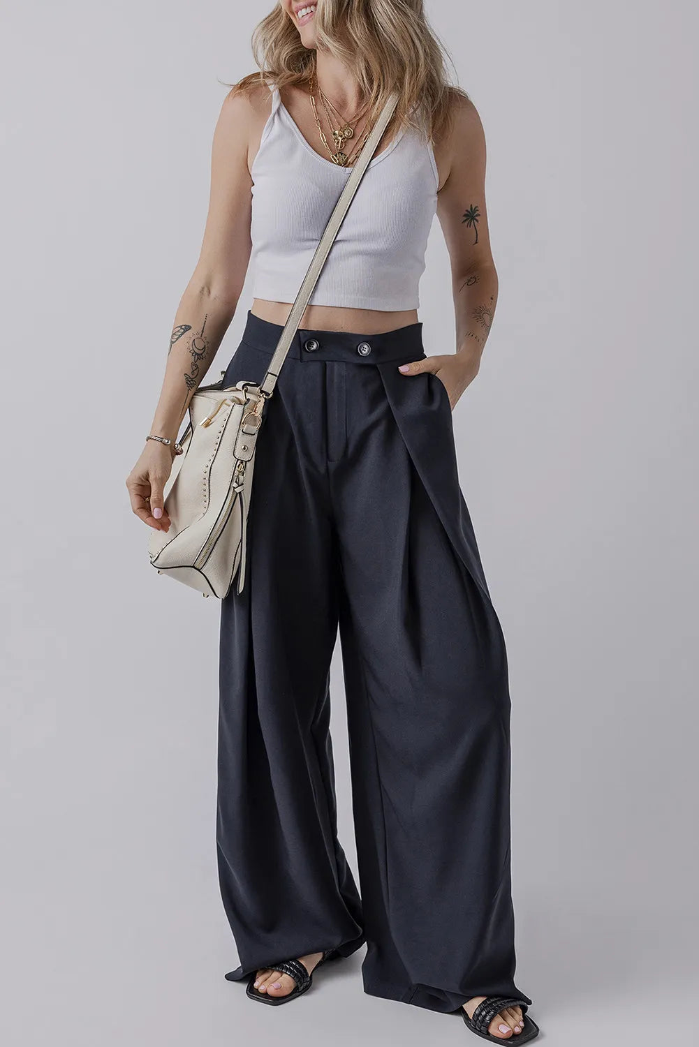 Wide leg pants with pockets, opaque.