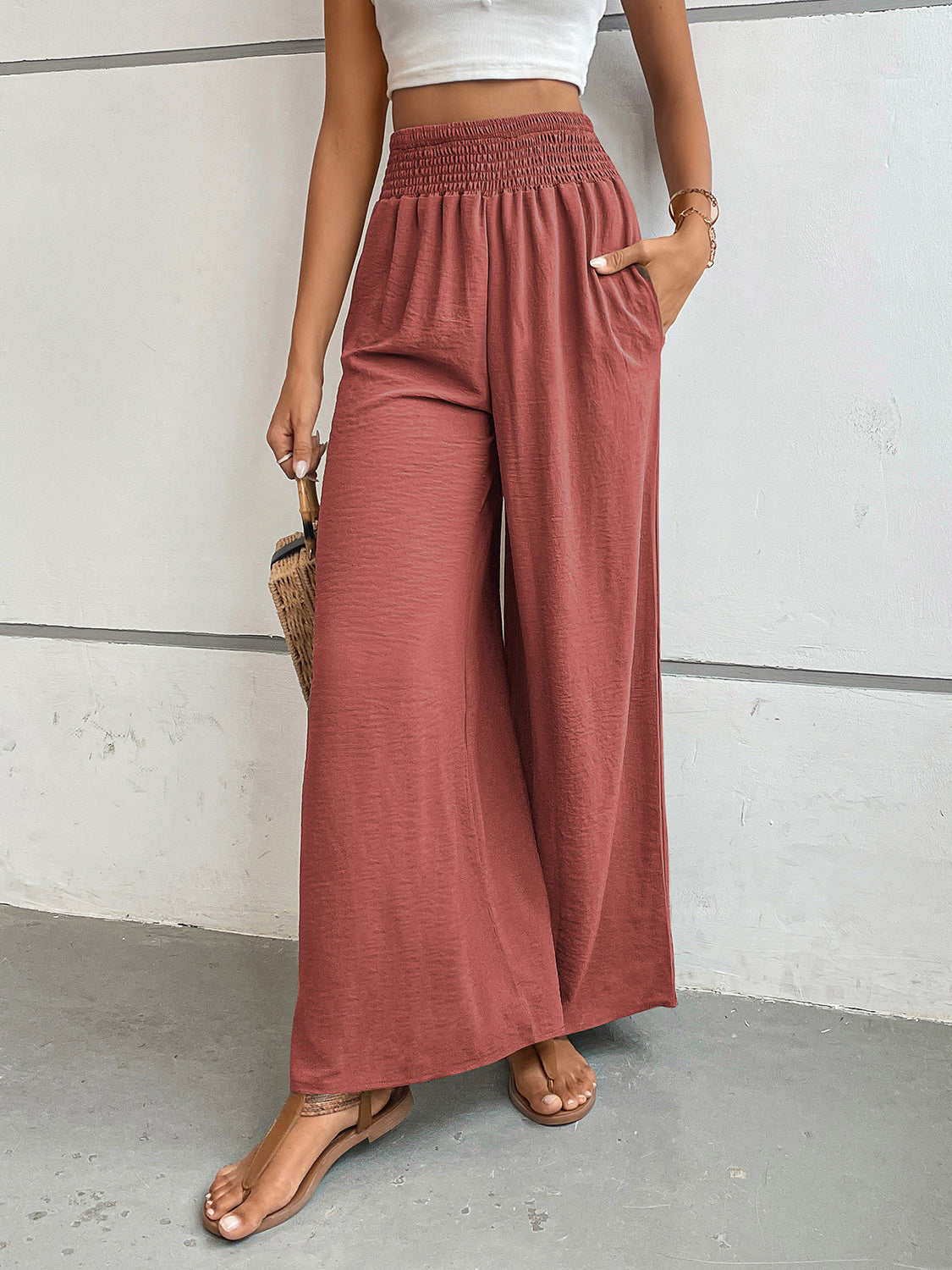 Wide leg pants with pockets, opaque.