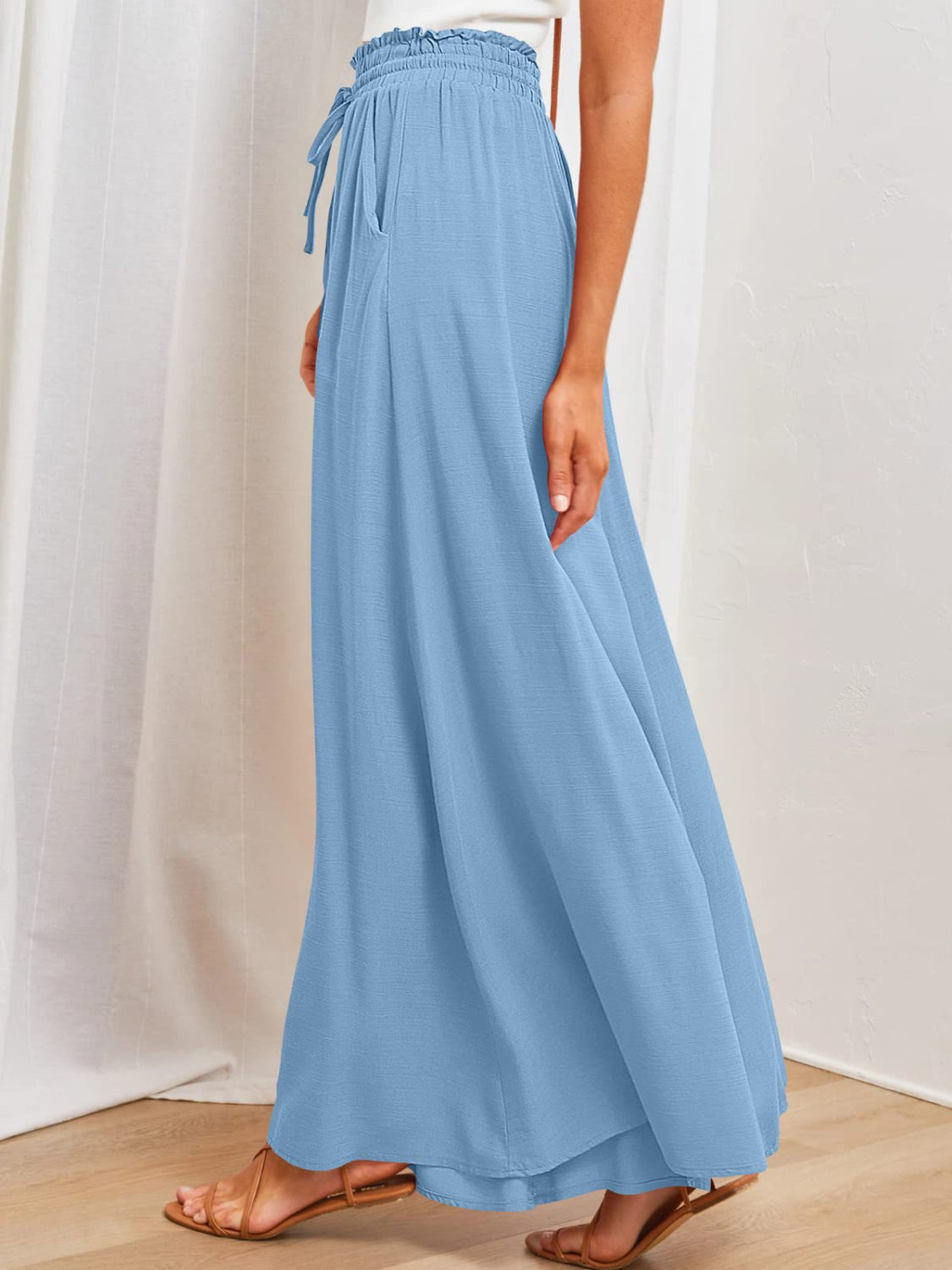 Wide leg pants with pockets, opaque.