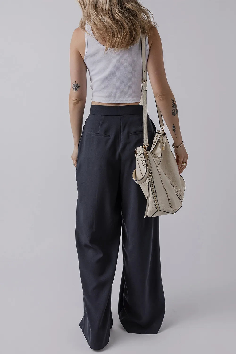 Wide leg pants with pockets, opaque.