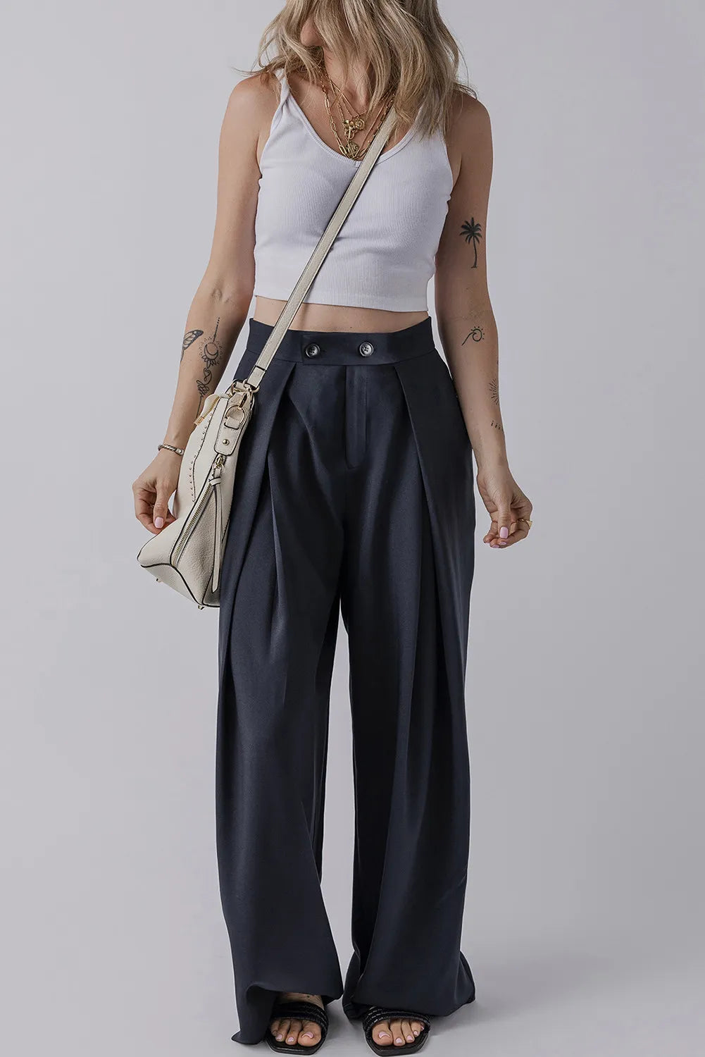 Wide leg pants with pockets, opaque.