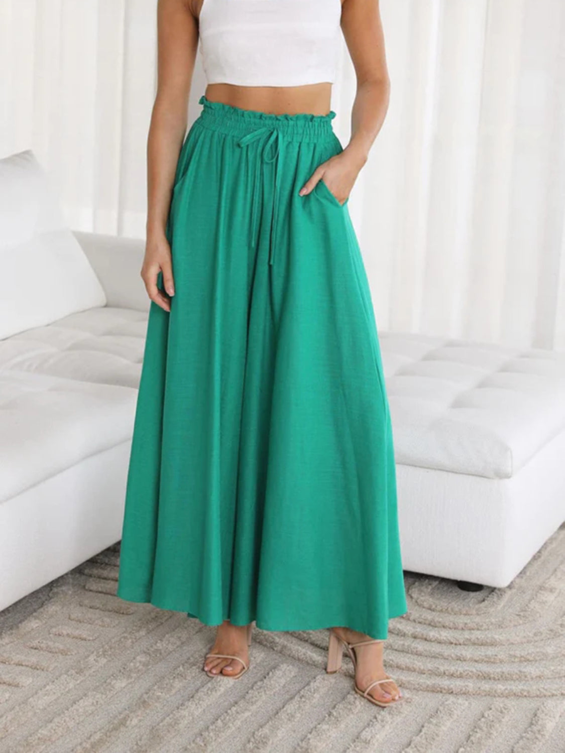 Wide leg pants with pockets, opaque.