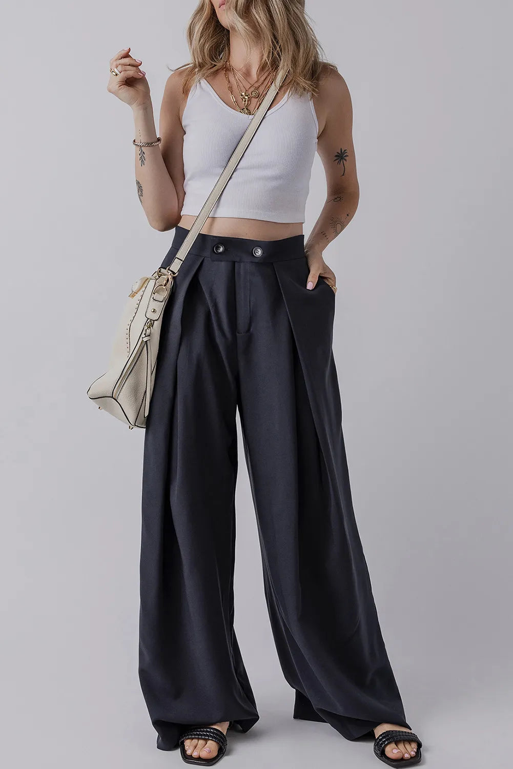 Wide leg pants with pockets, opaque.