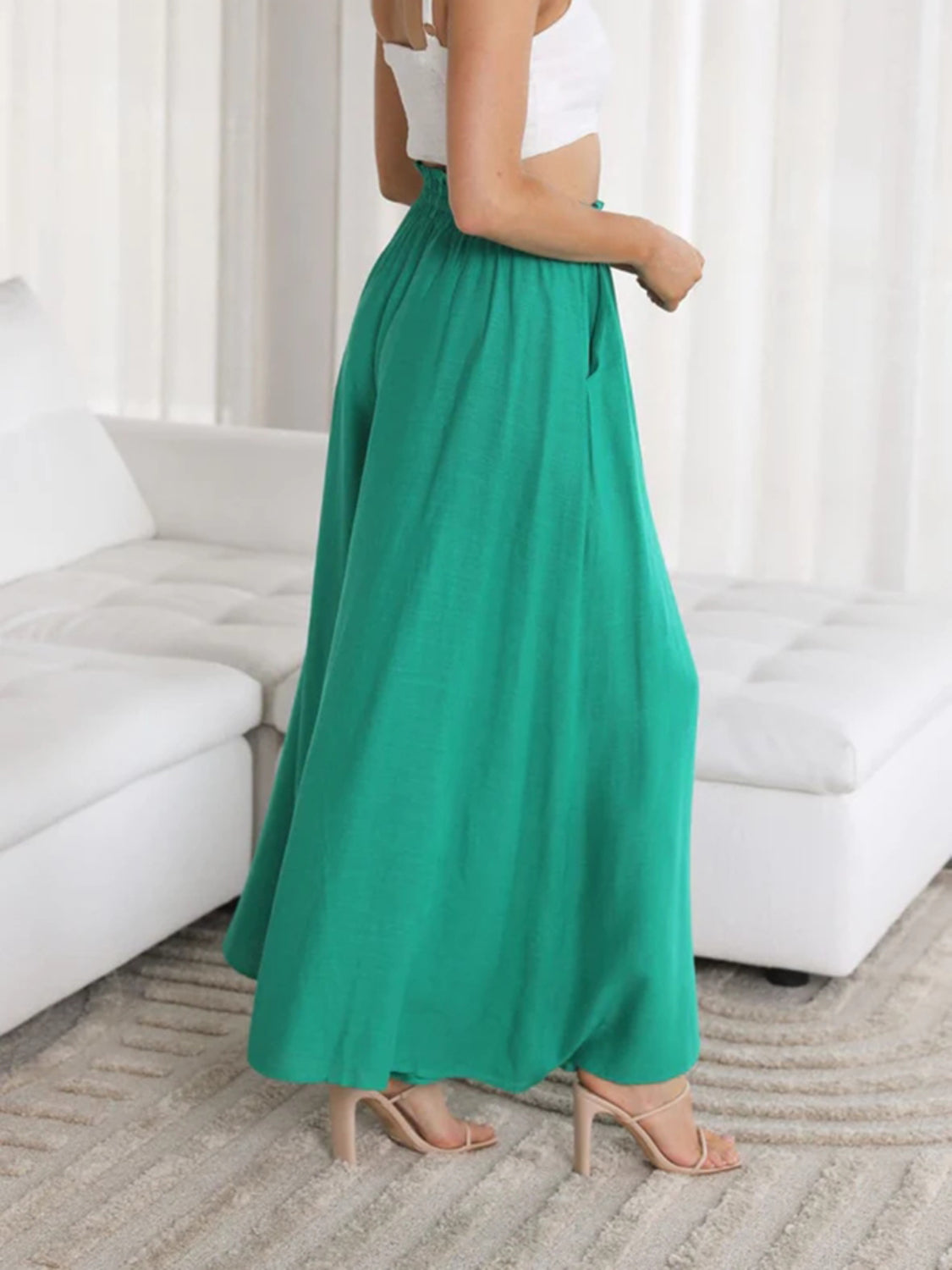 Wide leg pants with pockets, opaque.
