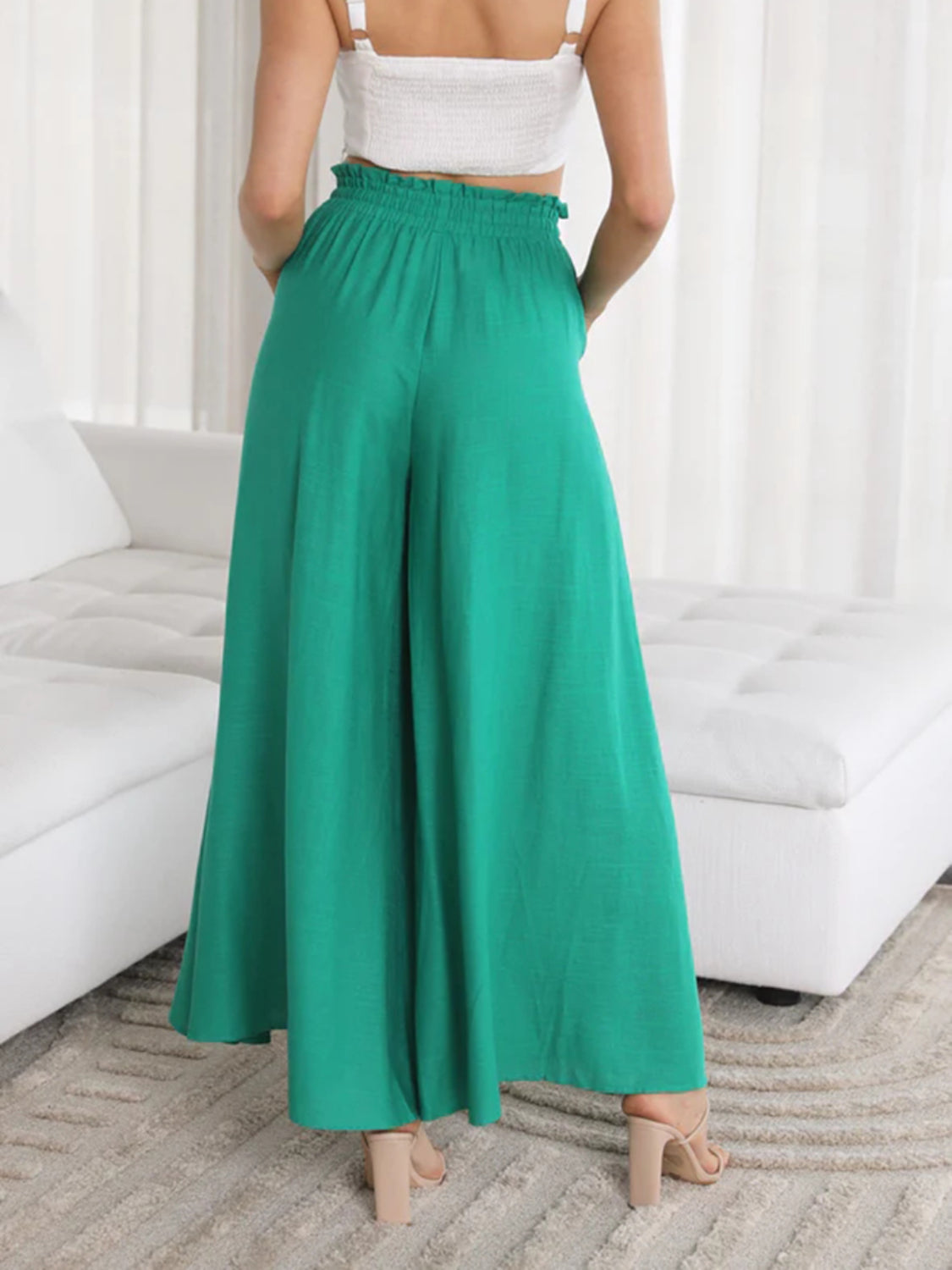 Wide leg pants with pockets, opaque.