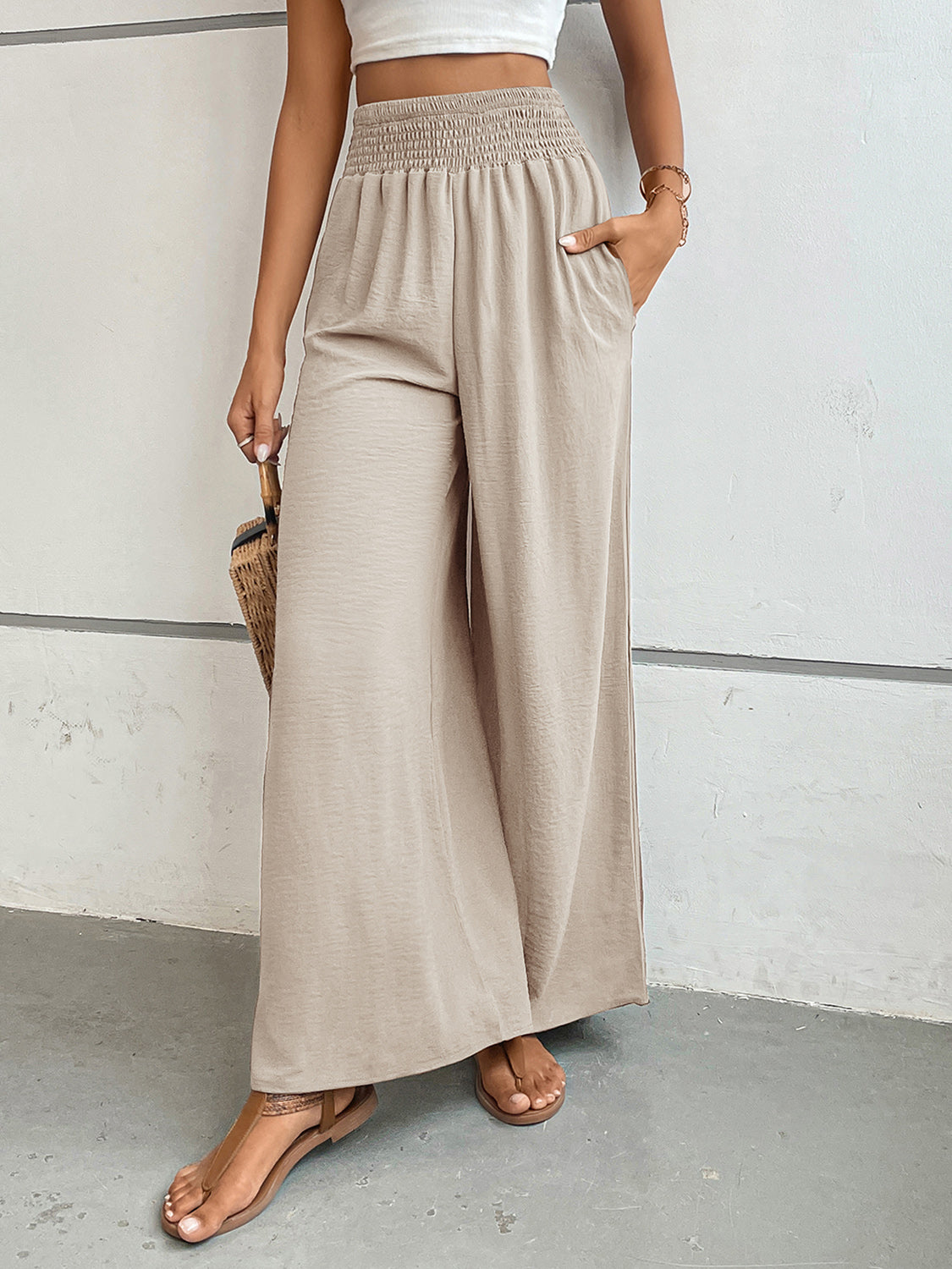 Wide leg pants with pockets, opaque.
