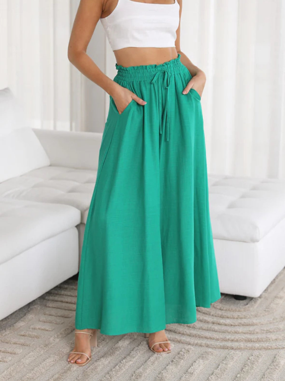 Wide leg pants with pockets, opaque.