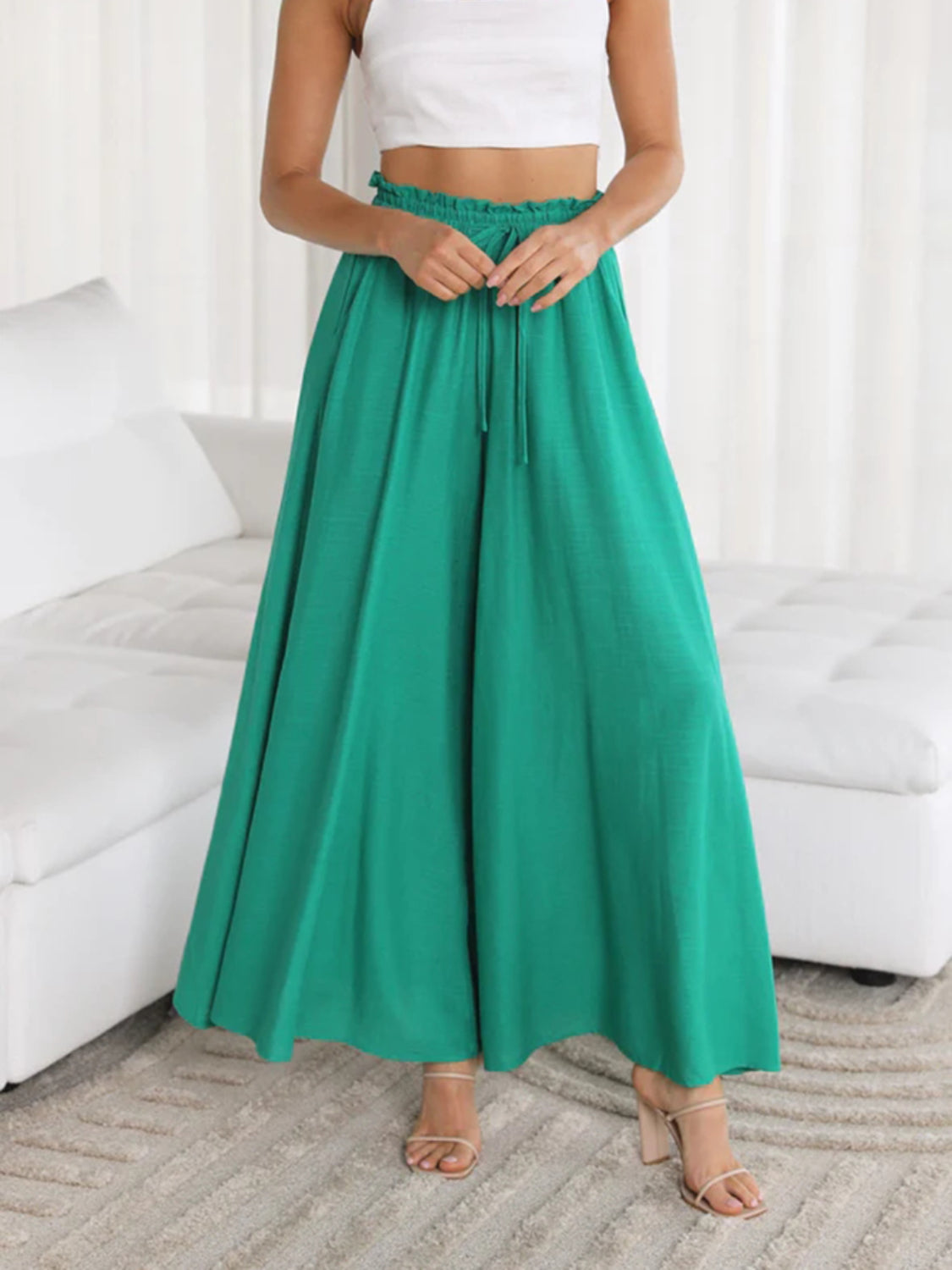 Wide leg pants with pockets, opaque.
