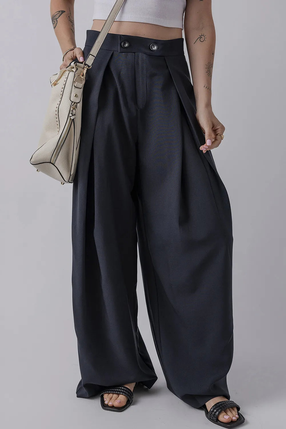 Wide leg pants with pockets, opaque.