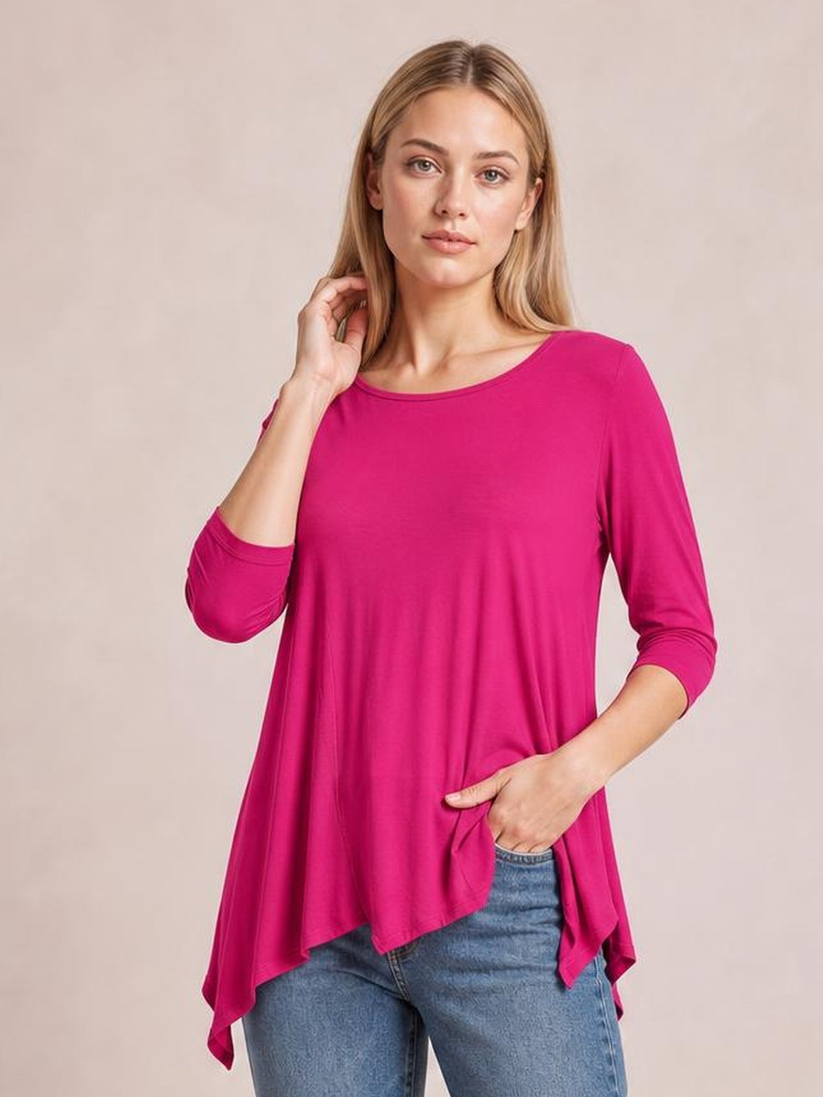 Round Neck Pocketed T-Shirt · Medium / Three-Quarter
