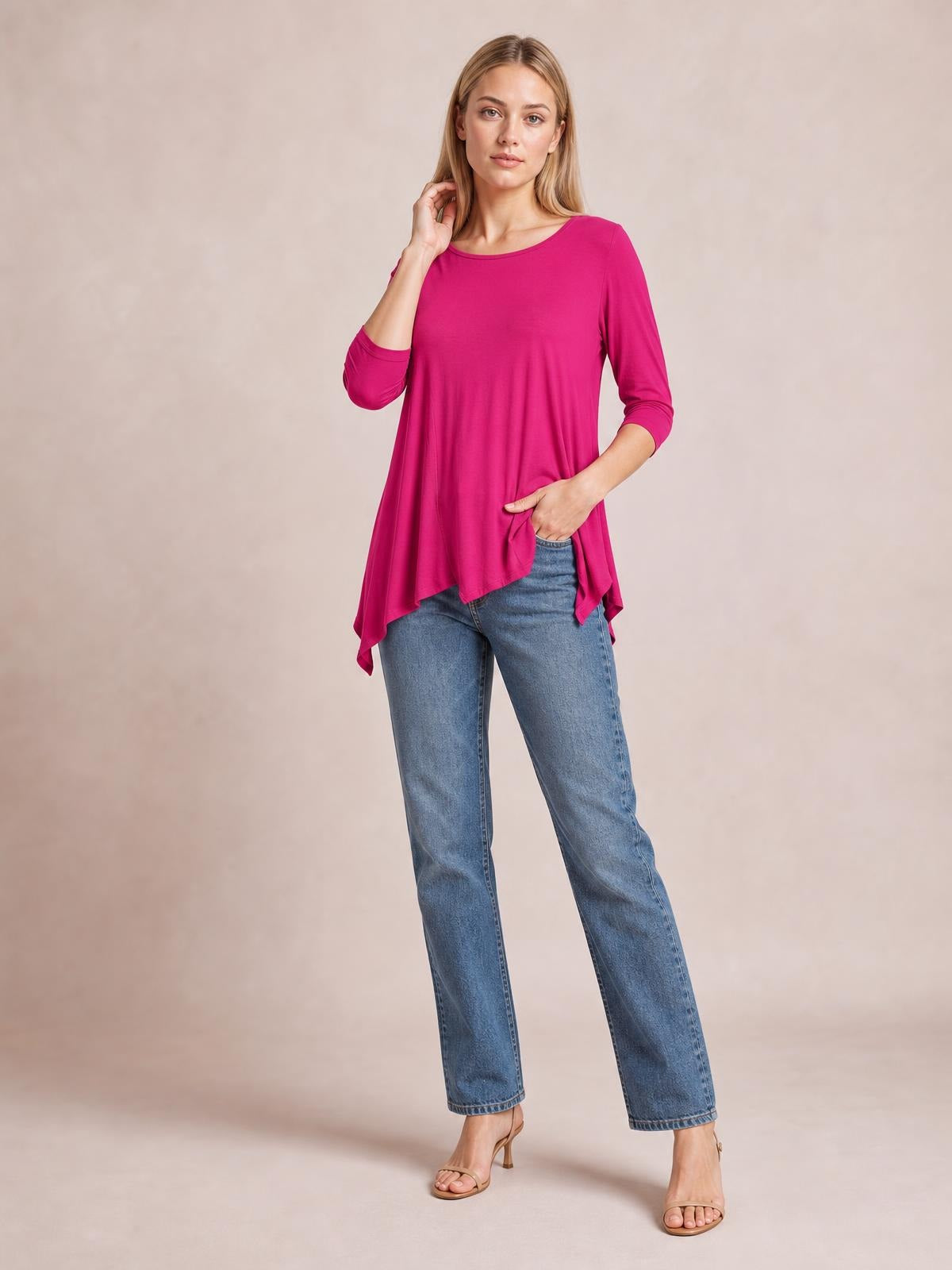 Round Neck Pocketed T-Shirt · Medium / Three-Quarter