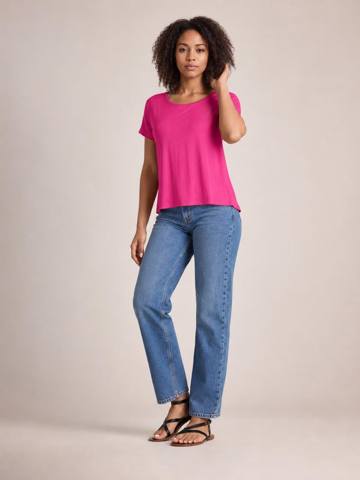 Round Neck Short Sleeve T-Shirt · Medium / Three-Quarter