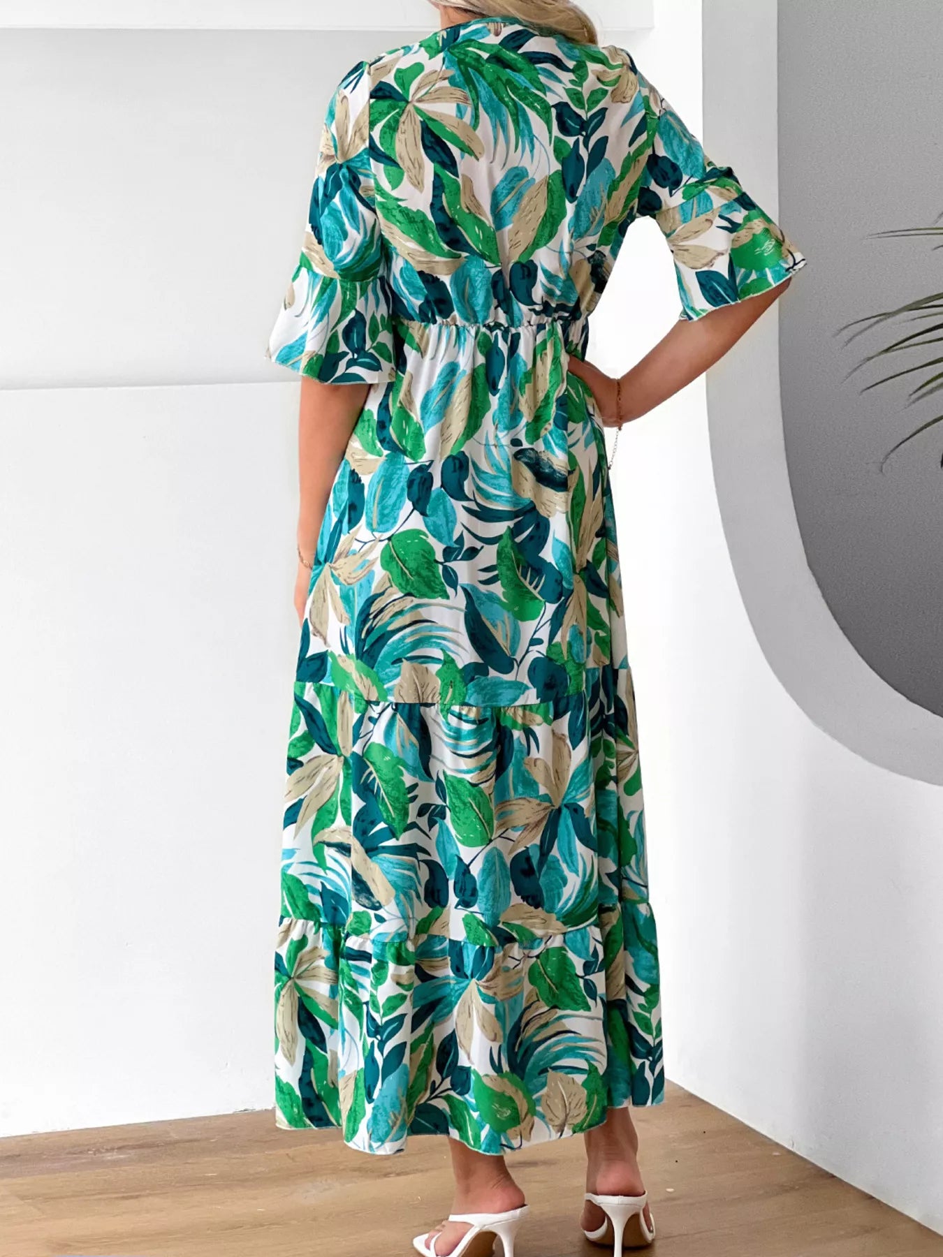 Green tropical leaf print tiered midi dress with V-neck and half sleeves