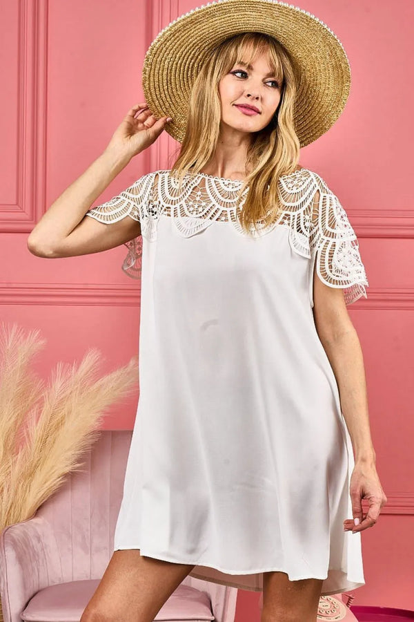 Crochet lace yoke detailed wrinkled dress.