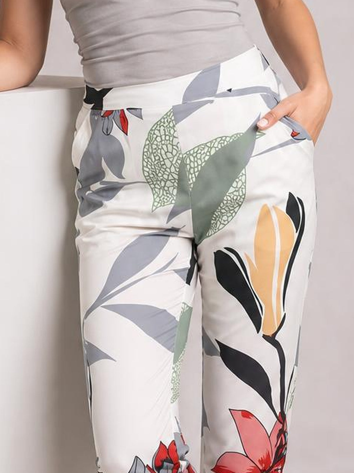 Floral Print Cropped Pants with Pockets · Medium-Close Editorial · Hip / Waist Up