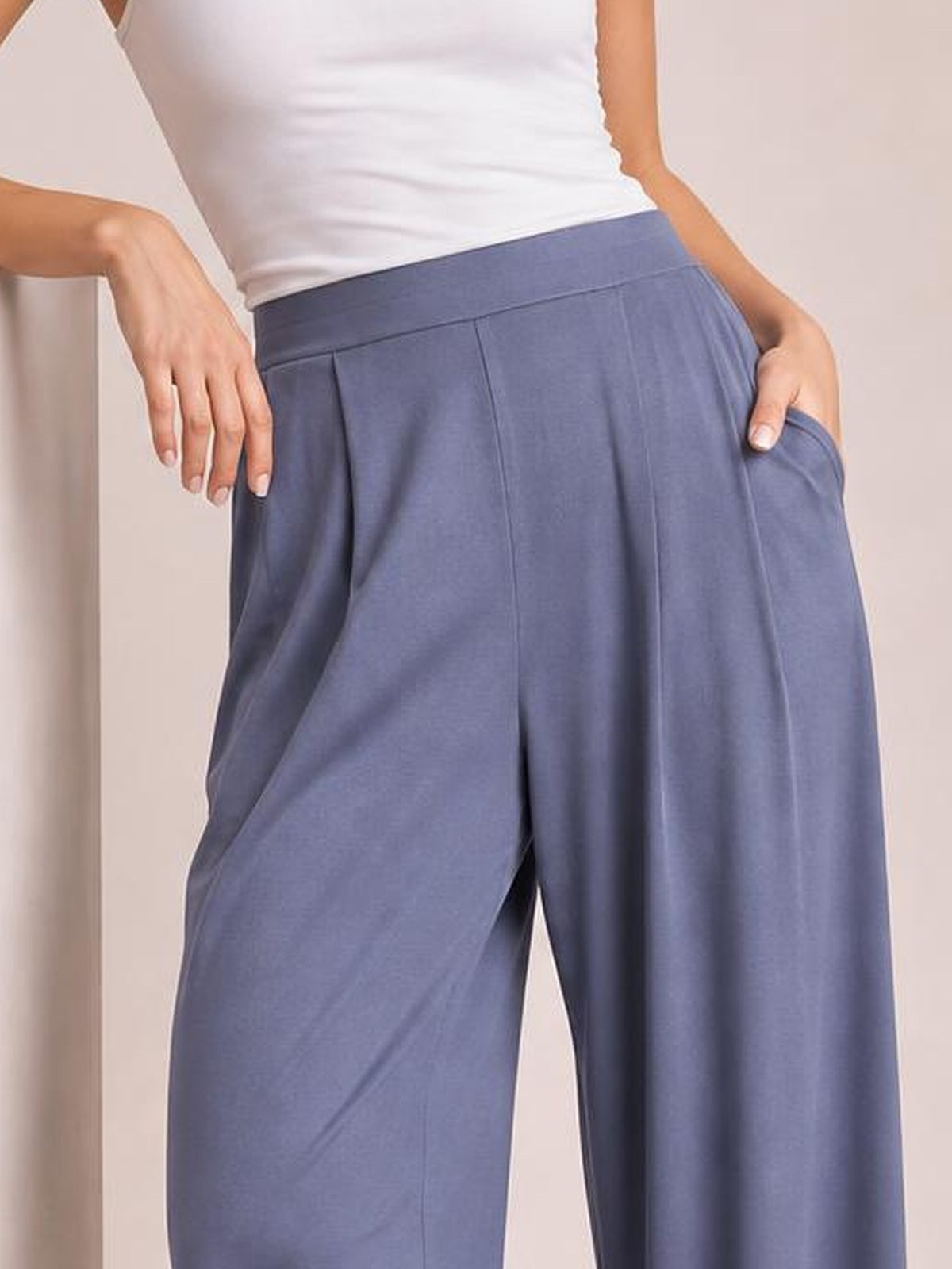 Pleated Detail Wide-Leg Pants with Pockets · Medium Editorial · Knee / Thigh Up