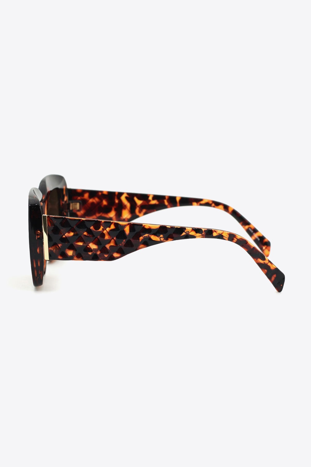 Square polycarbonate sunglasses in a bold tortoiseshell pattern feature dark lenses, wide temples, and a structured UV400 frame.
