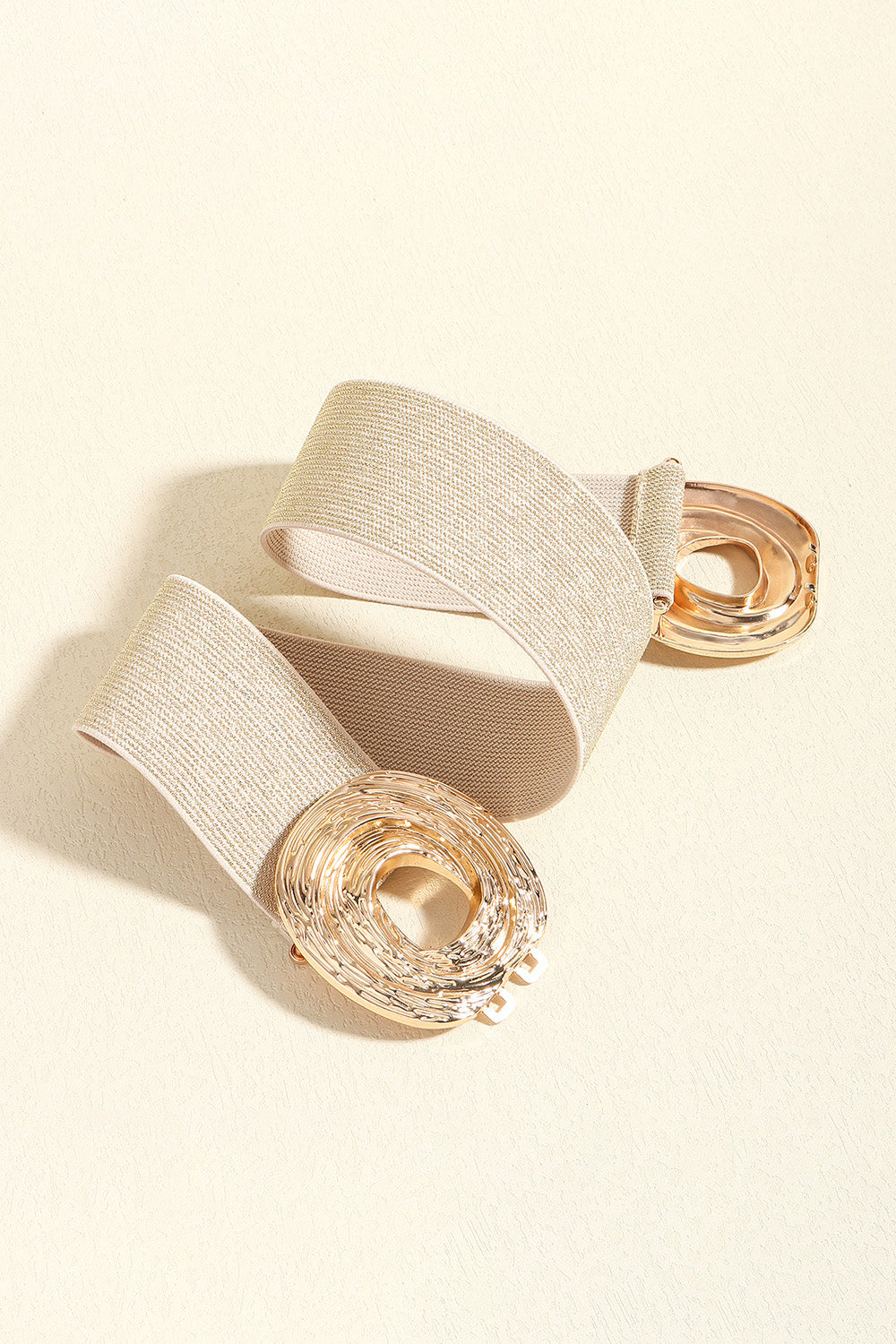 A cream textured 2-inch belt features a structured silhouette and polished sculptural double-ring zinc alloy buckle.